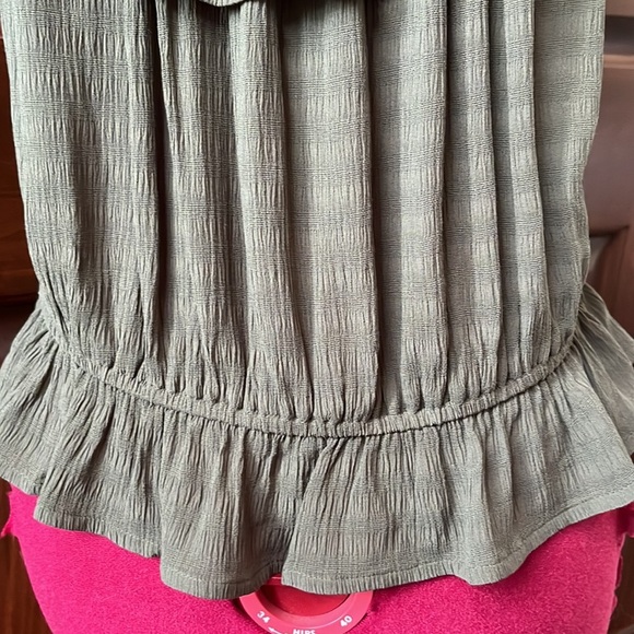 Express   NWT   Beautiful On/off shoulder Blouse  front tie up   Cropped  Size L - Picture 10 of 13